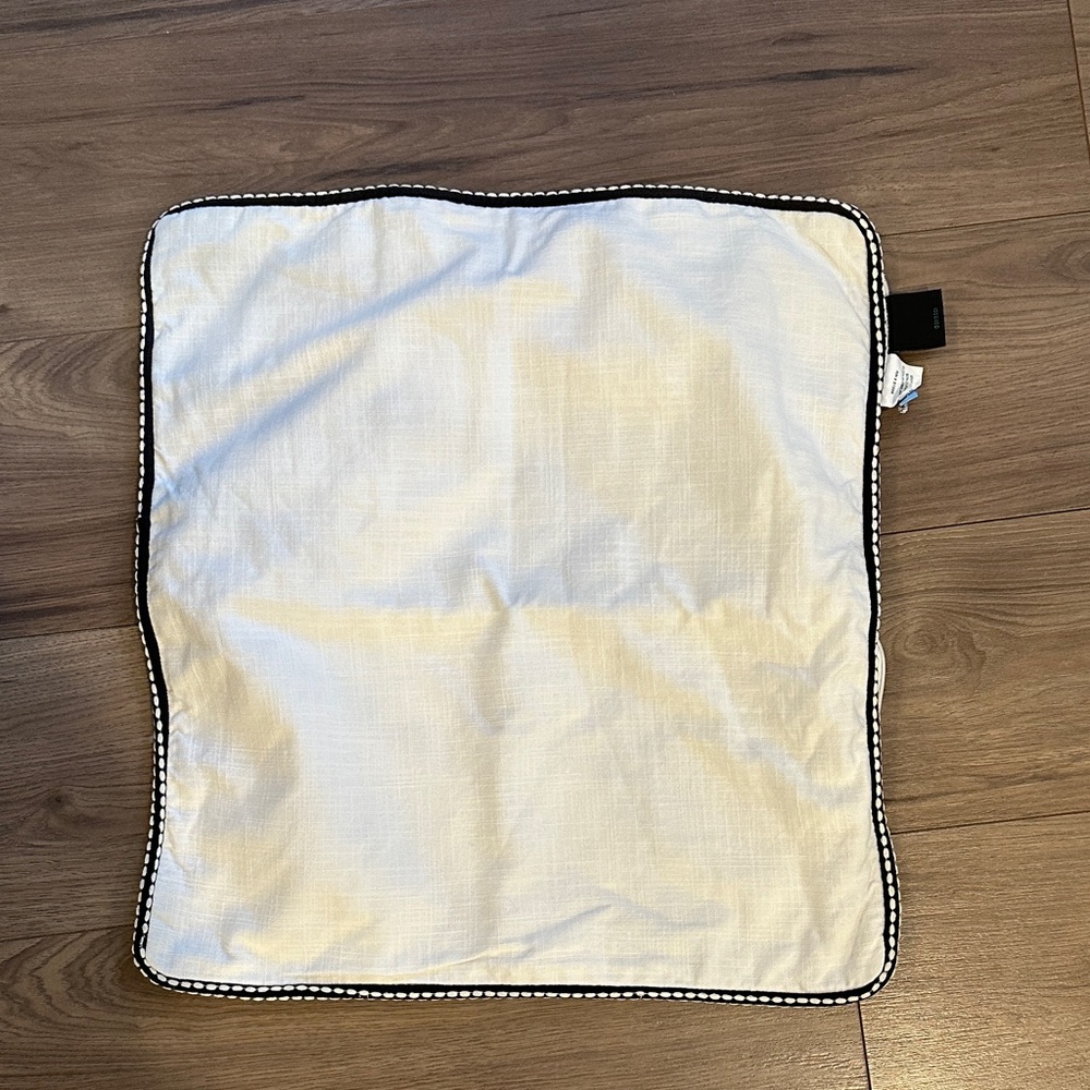 VILLA pillow cover. 100% cotton. 20 in square. Zipper closure.